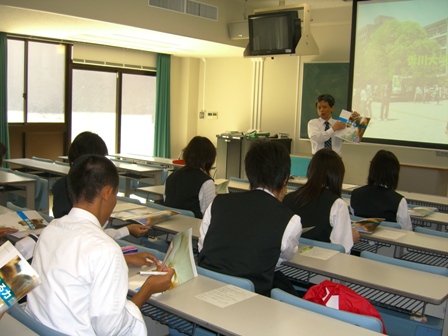 教育学部紹介の様子