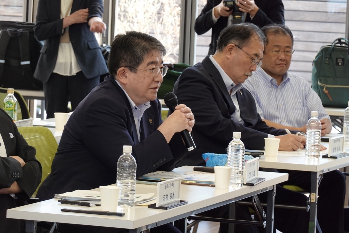 アドバイザーの仁科・愛媛大学長