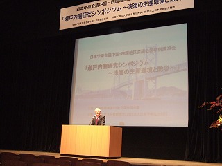 挨拶する一井学長