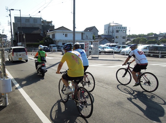 浜田知事を伴走するEV