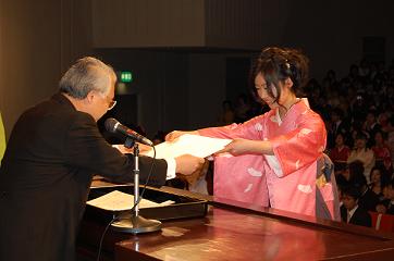 学部卒業式の様子（学長から学位記を授与される総代）