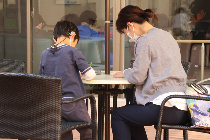 病院中庭で手紙を書く参加者