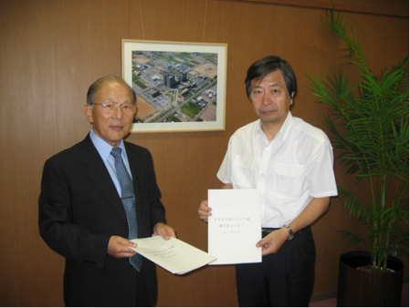 写真左から、出石宗 高松市林地区コミュニティ協議会会長、伊藤寛 香川大学工学部長