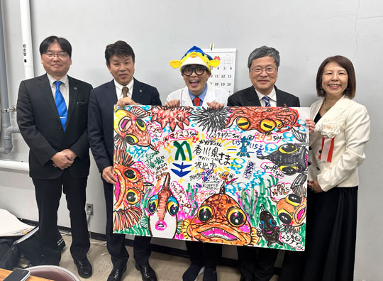 記念撮影(左から:末永副学長、有福市長、さかなクン、上田学長、野口理事)