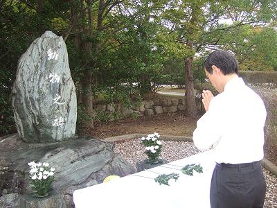 献花を行う今井田動物実験部門長