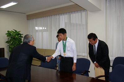 一井学長から祝福を受ける飛倉君