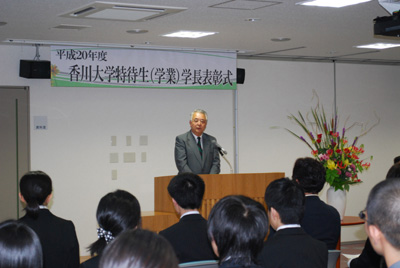 特待生に祝辞を述べる一井学長