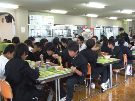 医学部　学生と懇談しながらの昼食