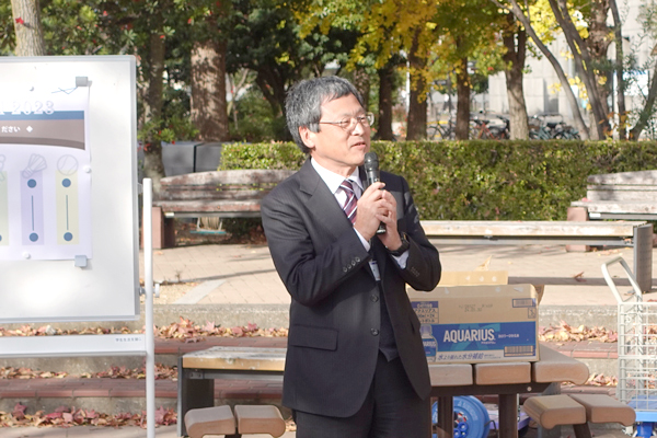 参加者を前に挨拶する上田学長