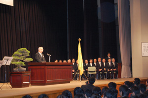 告辞を述べる一井学長