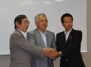左から真鍋社長、一井学長、横田マネージャー