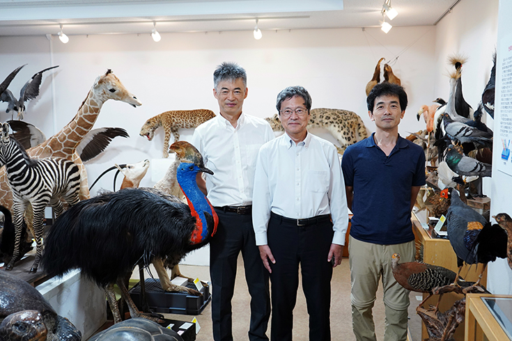 右から篠原副博物館長、上田学長、寺林博物館長