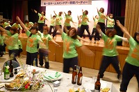 懇親パーティでの学生演技