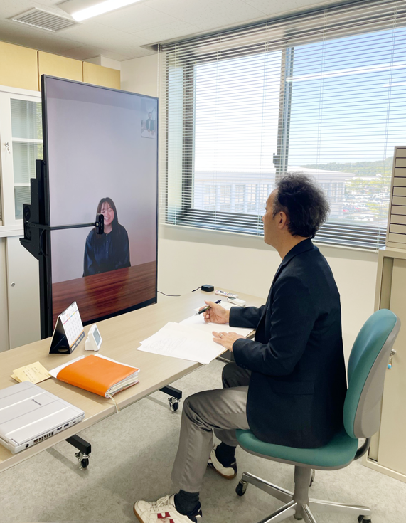 窓を使ってのon-line面接の様子