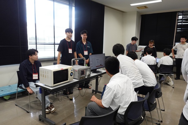 携帯電話などの身近な電波を見てみよう(人工知能・通信ネットワークコース)