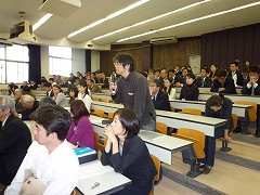 熱心に質問する学生