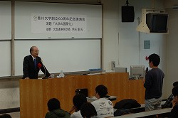 学生の質問に回答する明石氏