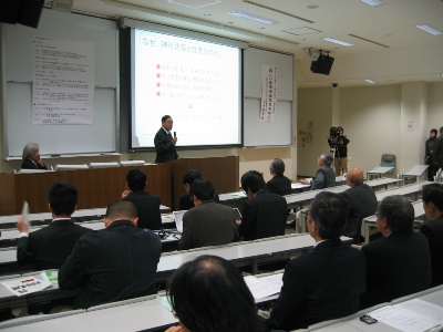 研究発表会の様子（岡野教授）