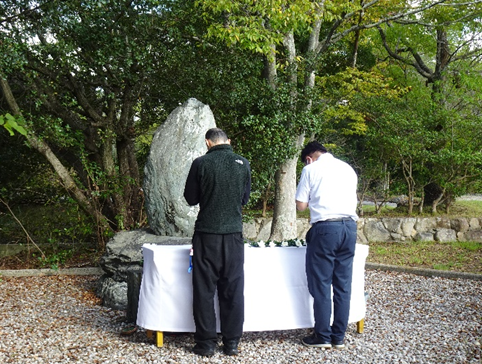 黙祷する参列者