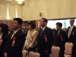 ４月１５ 日（火）表彰式会場にて　國重教授（中央）と同夫人（左隣）