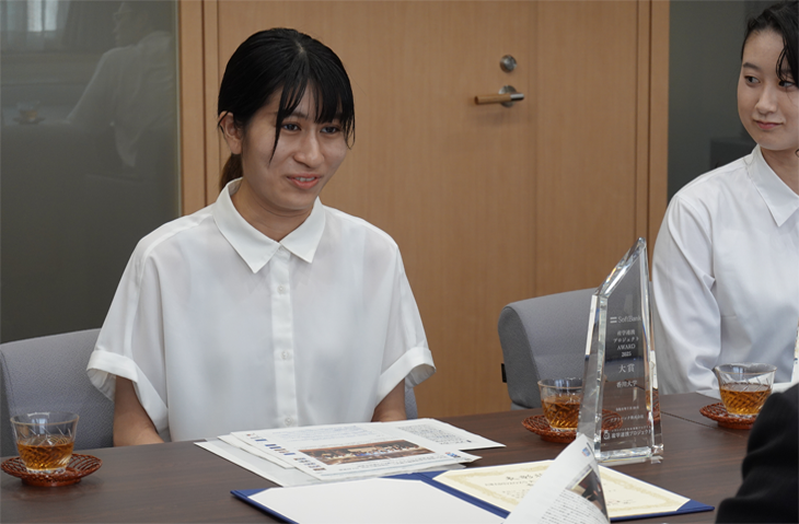 懇談する小礒有莉さん