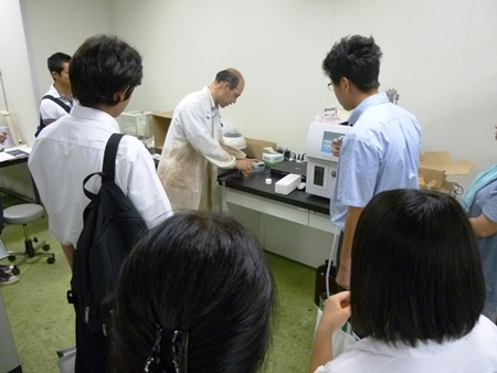 材料創造工学科の見学ツアー