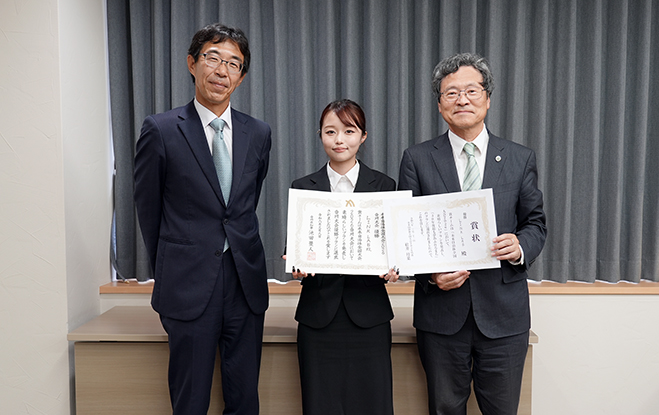 「未来自治体全国大会2026」で優勝した八木陽奈子さん(法学部2年生)が学長を訪問しました