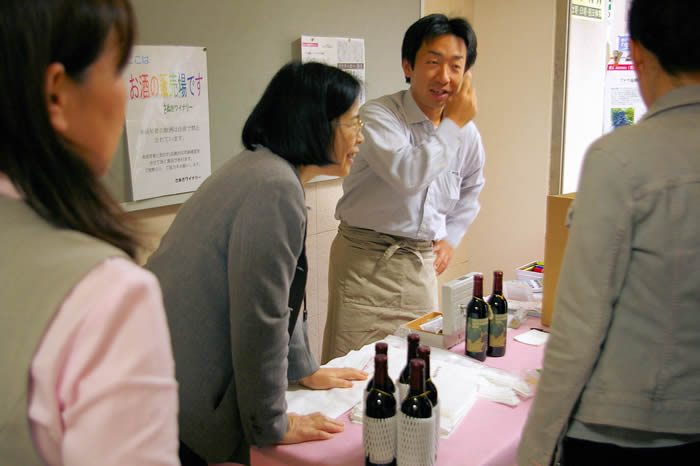 香川大学ワイン販売の様子