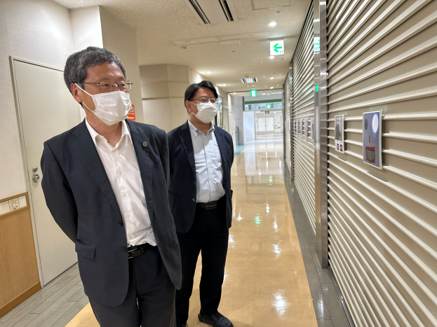 美術領域の学生による写真展を視察する上田学長と国分理事