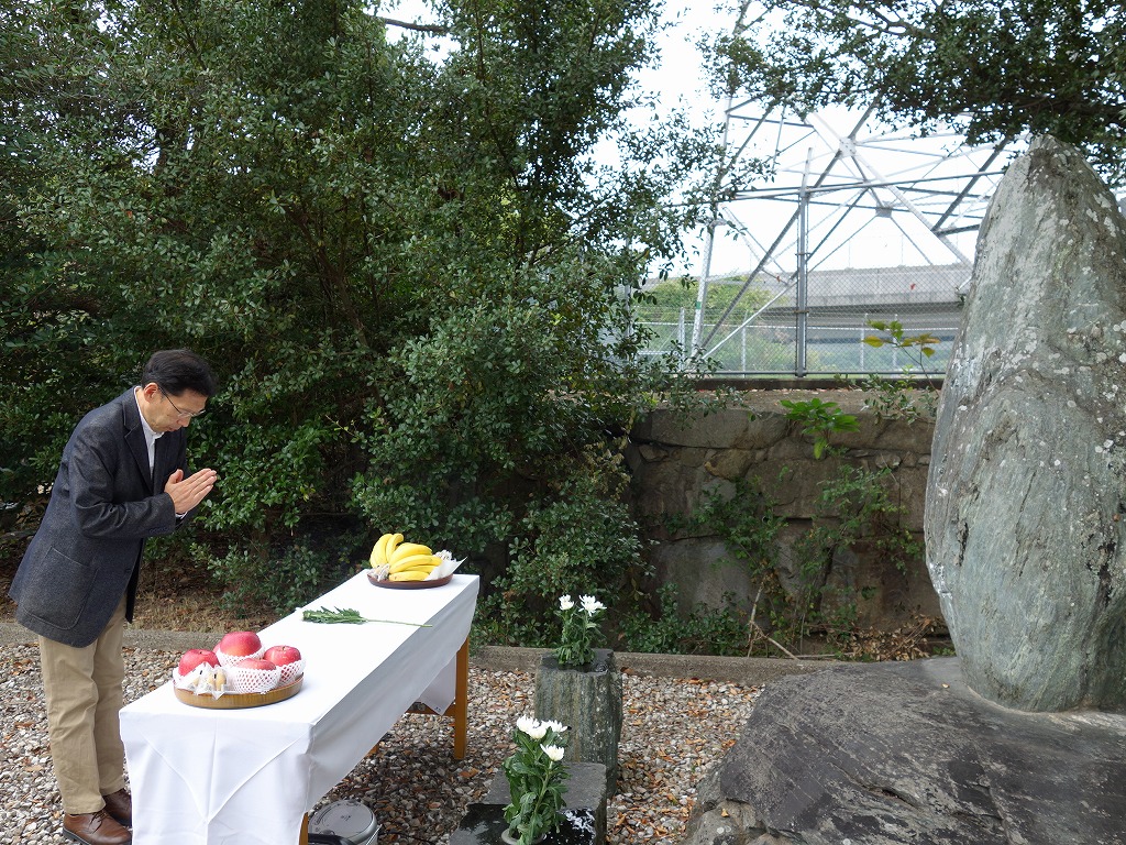 黙祷を行う星野動物実験委員会 委員長.jpg