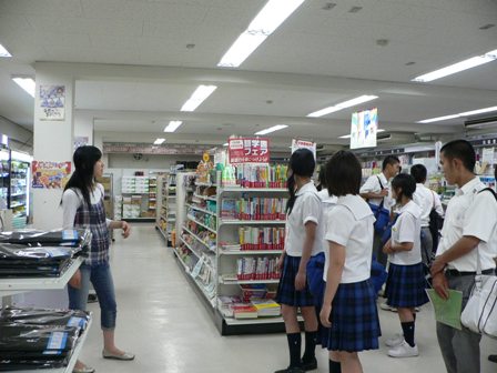 大学内ツアー(施設見学),学生への質問の様子