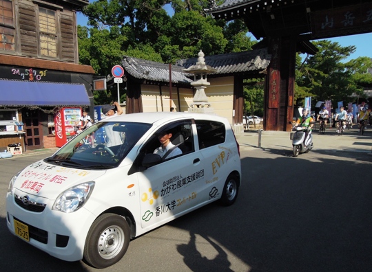 総本山善通寺前にて、スタートの様子