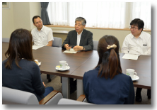 学生と懇談する学長