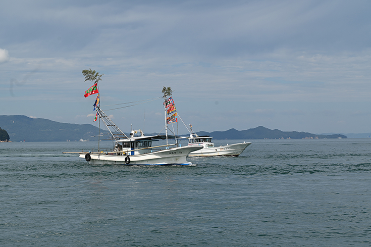 9_大漁旗はためく祝航の海