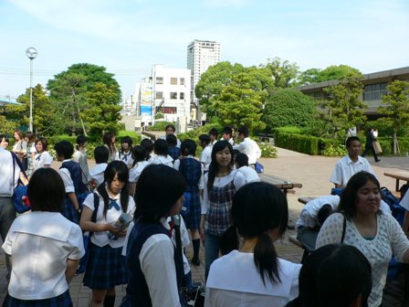 大学内ツアー（施設見学），学生への質問の様子