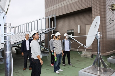 １号館屋上のアンテナ見学