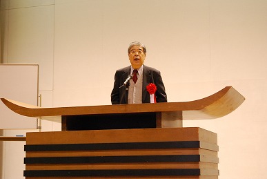 講演される梶田叡一先生