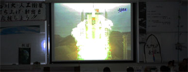 3301教室の大型スクリーンに映し出された打ち上げの瞬間