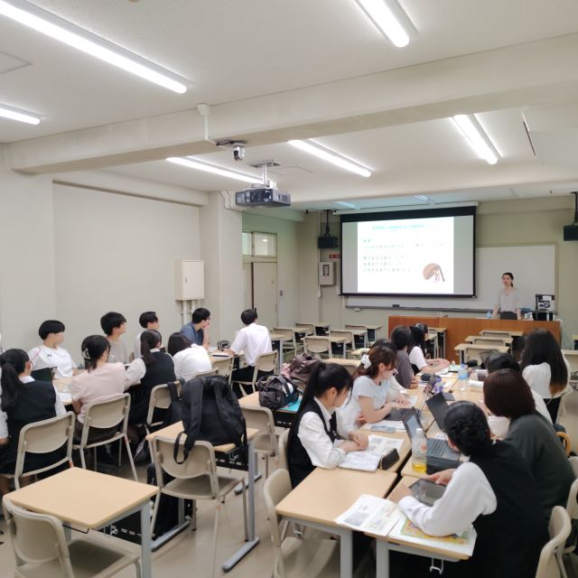 法学部生と高校生の合同授業が開講されました（夏季集中講義）