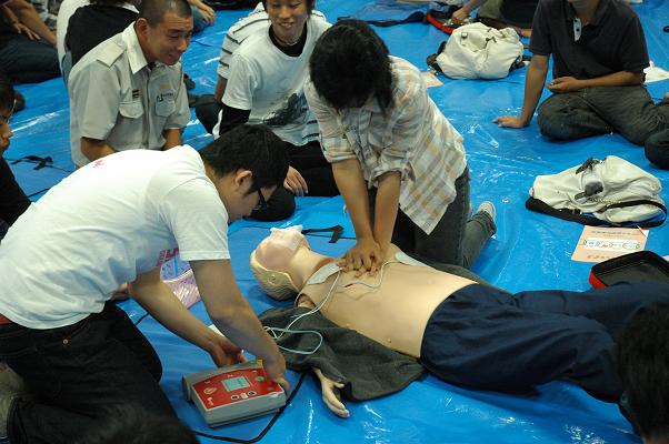 人体モデルとAEDを使用した応急救護実習