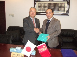 記念品を交換する一井学長、北京工業大学Ze Zhang副校長