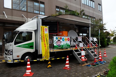 香川県警察本部の交通安全教育車「まなぶちゃん」