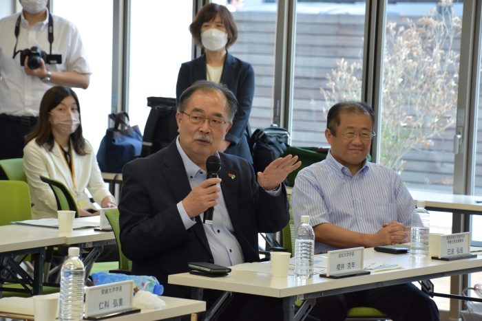 アドバイザーの櫻井・高知大学長