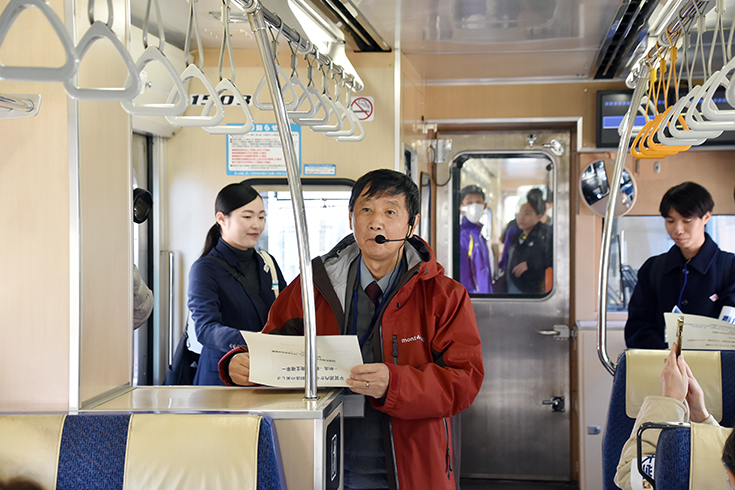 列車内で講義する金田先生