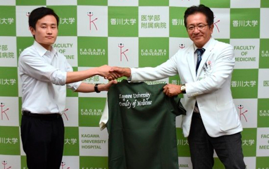 これから臨床実習に励む医学部医学科5年生へのスクラブ贈呈式の実施について