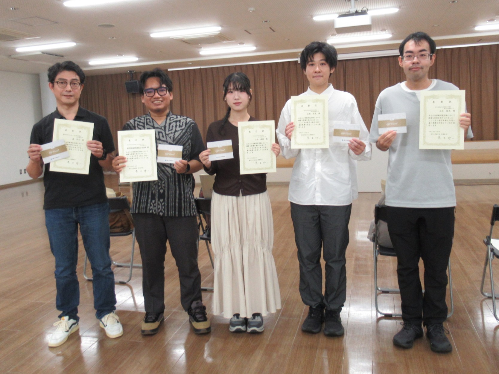 校友会_第１回学術表彰_表彰状と記念品.JPG