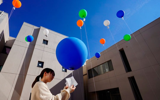 今年も医学部附属病院中庭でホスピタルアート「空色ポスト」を開催
