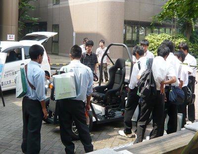 電気自動車の見学