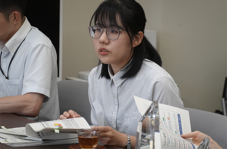 懇談する甲斐友紀子さん