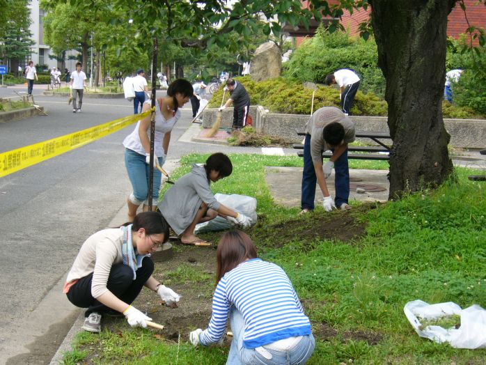 構内清掃を行う学生及び教職員